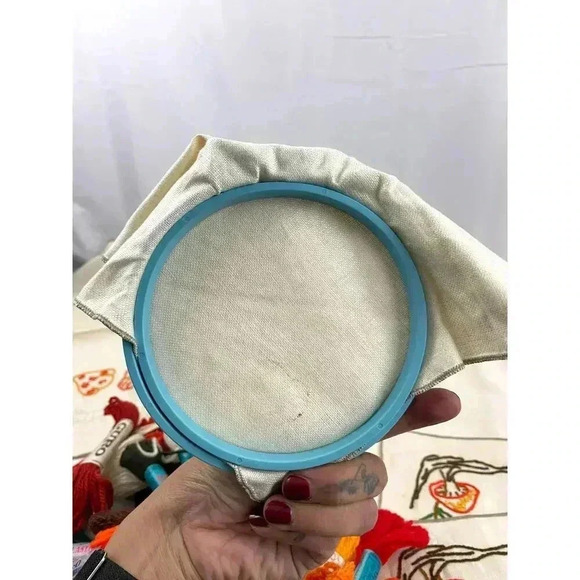 VTG Linen Embroidered Cloth Lot & Pack of Skeins Yarn Wool Guro Paternayan 42 PC - Picture 4 of 13